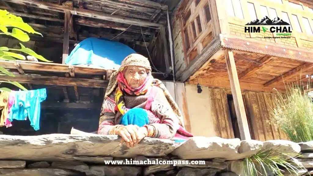 बड़ा भँगाल में एक बुजुर्ग महिला