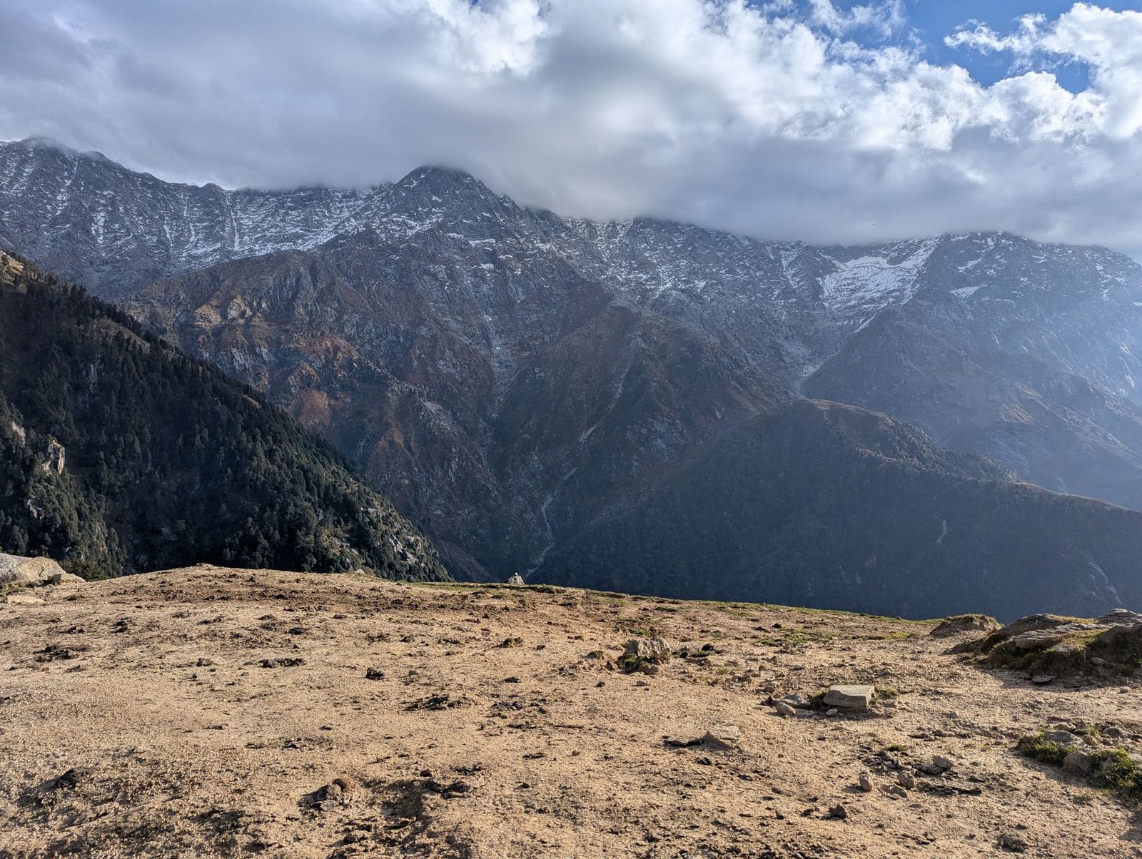 Breathtaking view of snow-capped mountains in Himachal Pradesh, perfect for adventure and nature enthusiasts.