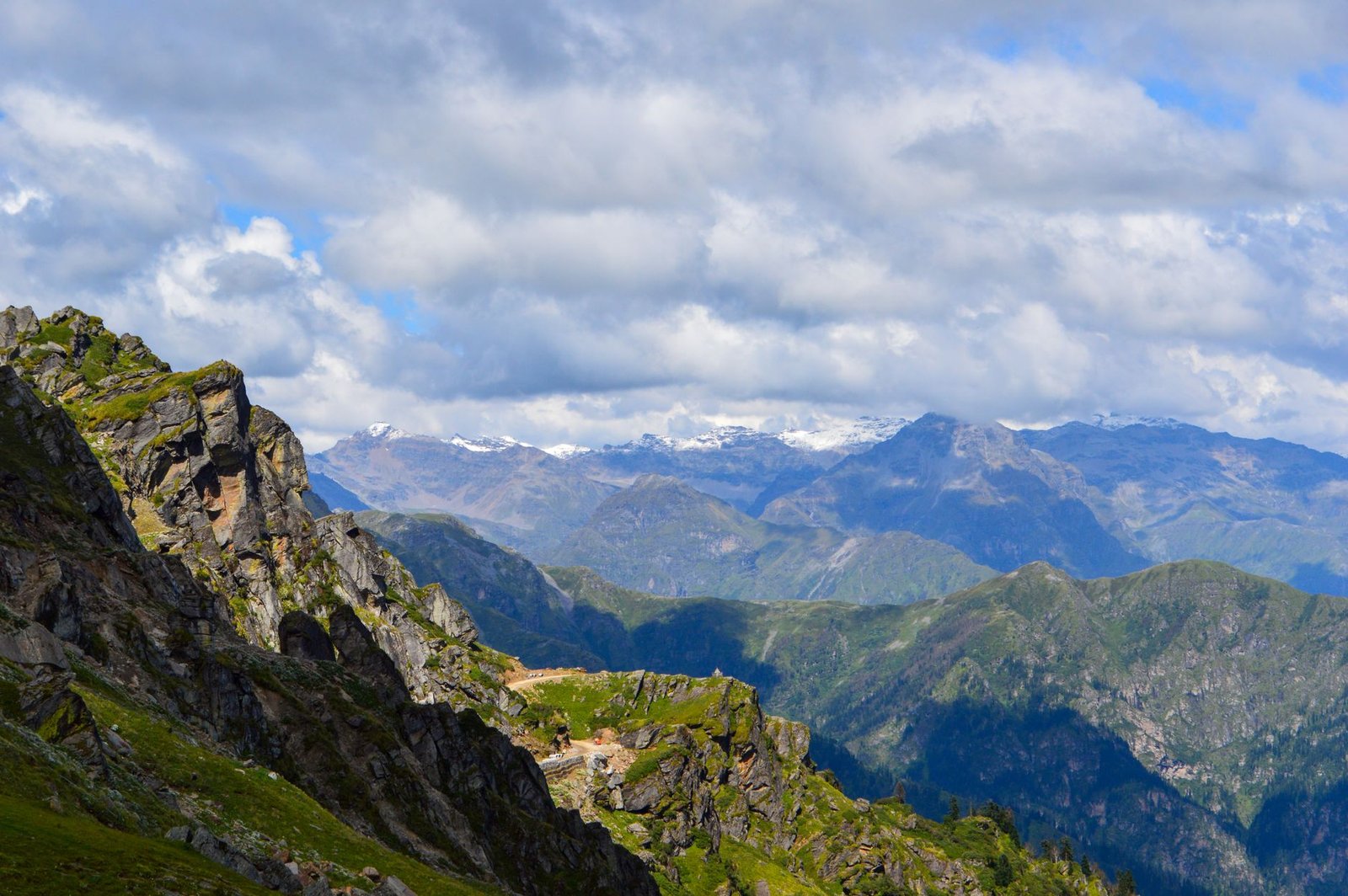 Explore the breathtaking mountain range of Himachal Pradesh, India.