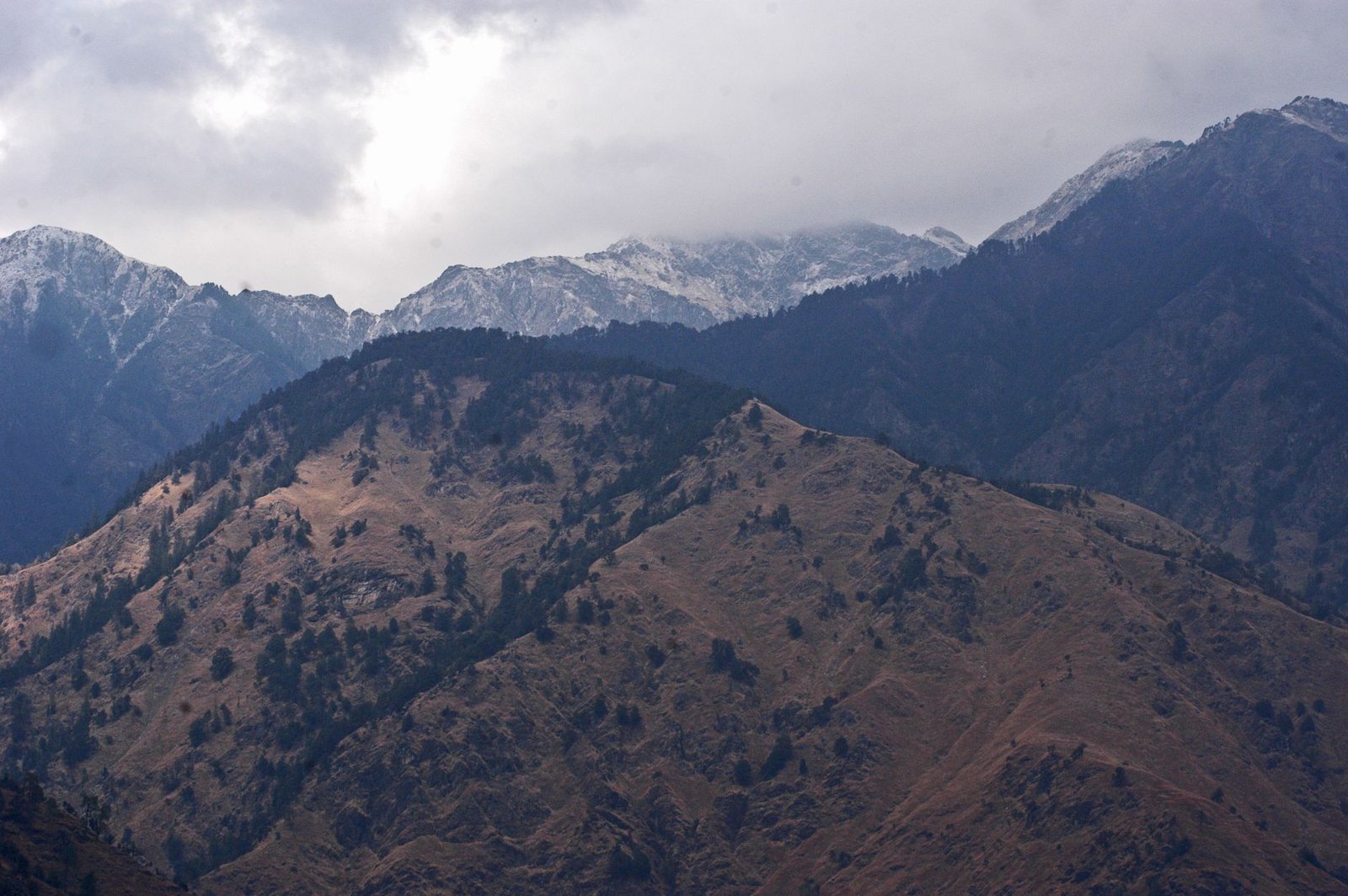 A stunning view of the fog-covered mountains in Sidri, India, showcasing natural beauty and serenity.