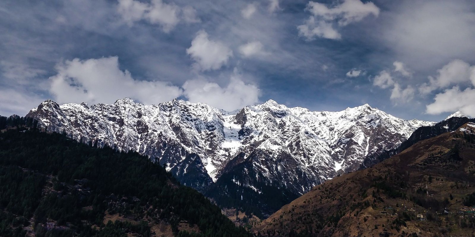 Breathtaking view of the snow-covered Himalayan mountains under a clear sky in Shimla, Himachal Pradesh.